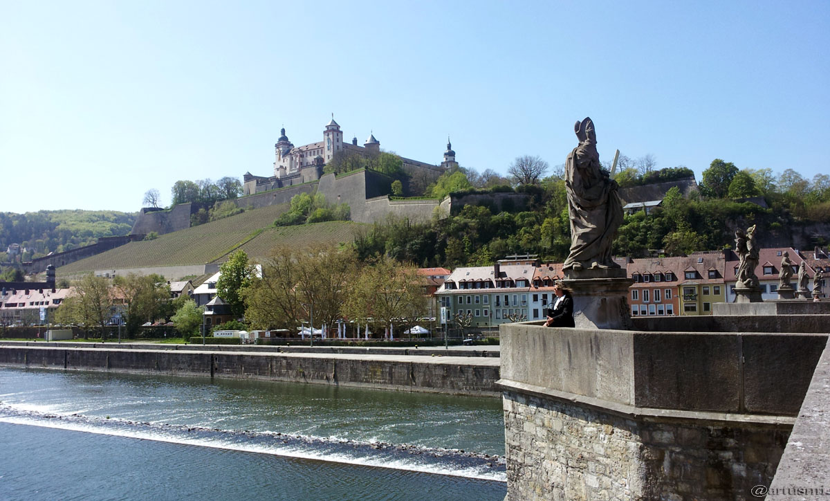 Blick von der Alten Mainbrücke zur Festung Marienberg in Würzburg - 24. April 2015 um 12:51 Uhr
