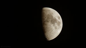 Zunehmender Mond am 19. Dezember 2015 um 16:55 Uhr