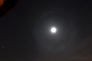 Mond-Halo (22°-Ring) am 24. Februar 2015 um 19:47 Uhr