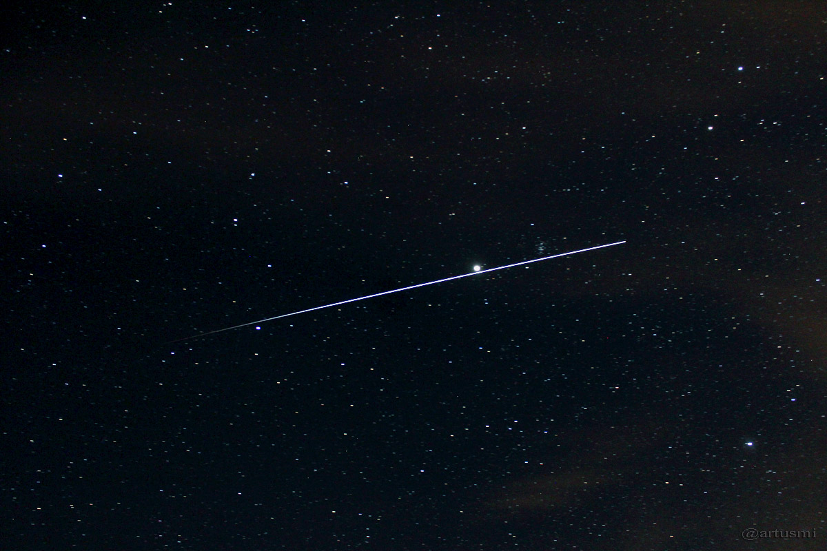 ISS passiert Jupiter und Regulus am 15. April 2015 um 22:17 Uhr und verschwindet im Erdschatten