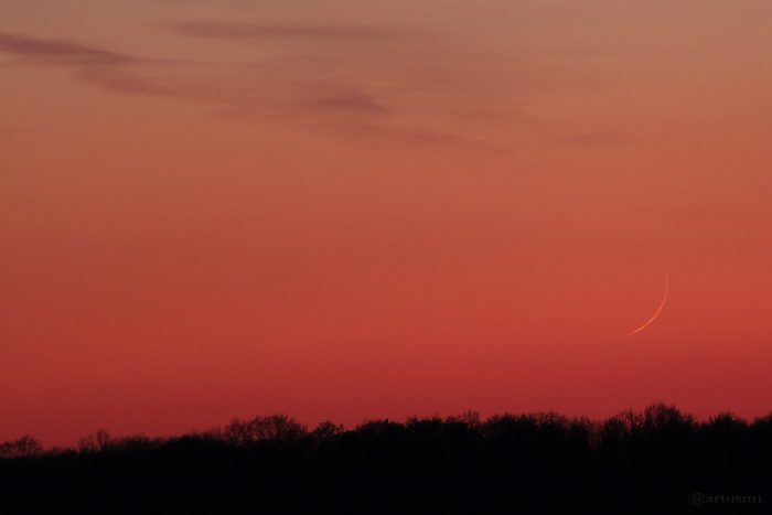 Sehr schmale Mondsichel am 19. April 2015 um 21:07 Uhr