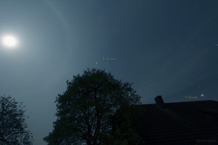 Mondhalo am 29. April 2015 um 22:34 Uhr mit Jupiter und Venus