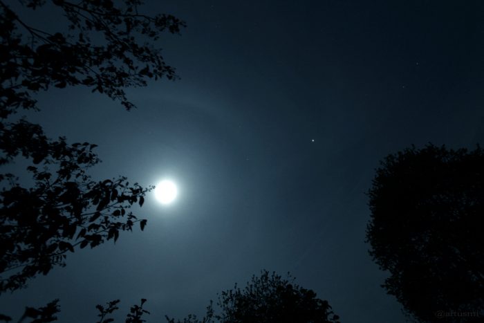 Mondhalo und Planet Jupiter am 29. April 2015 um 22:41 Uhr. Rechts oberhalb von Jupiter sind Castor und Pollux in den Zwillingen (Gemini) zu sehen.