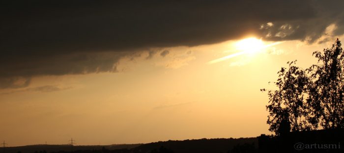Gewitterwolken und Sonne am 12. Mai 2015 um 20:00 Uhr.