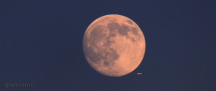 Zunehmender Mond mit Flugzeug am 30. Juni 2015 um 21:11 Uhr