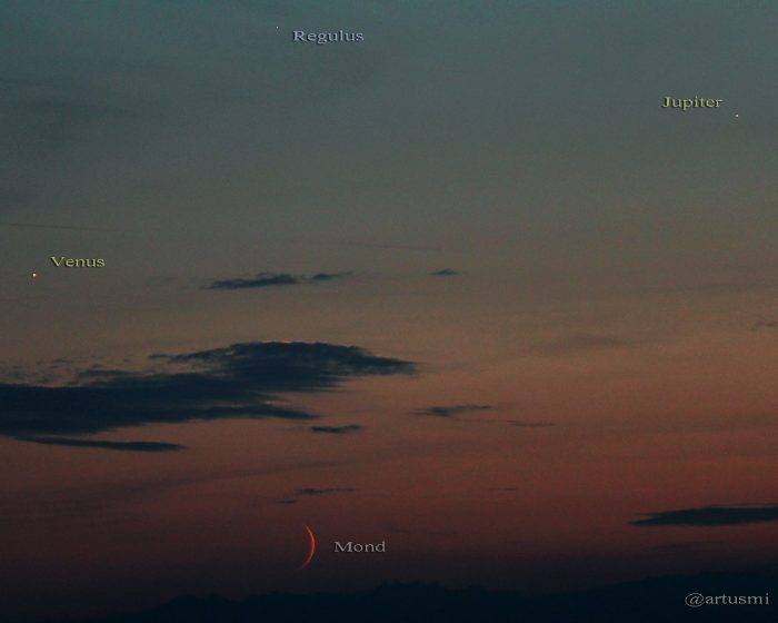 Venus, schmale Mondsichel, Jupiter und Regulus am 18. Juli 2015 um 21:58 Uhr