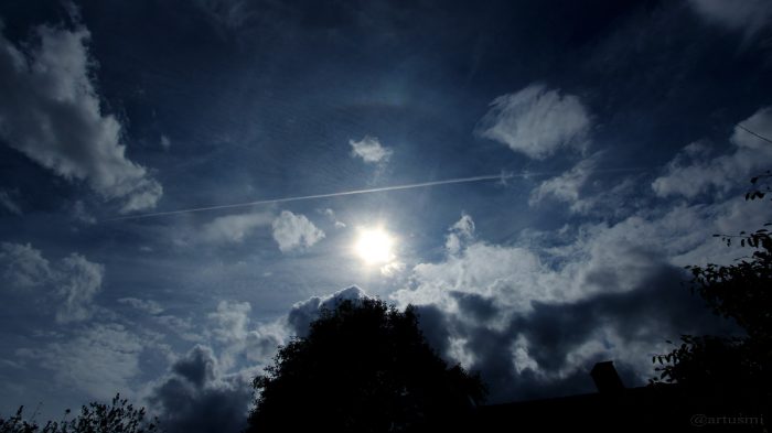 Schwaches Halo oberhalb der Sonne - 24. August 2015, 16:02 Uhr