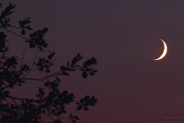 Sichel des zunehmenden Monds mit Erdlicht am 27.09.2014 um 19:59 Uhr