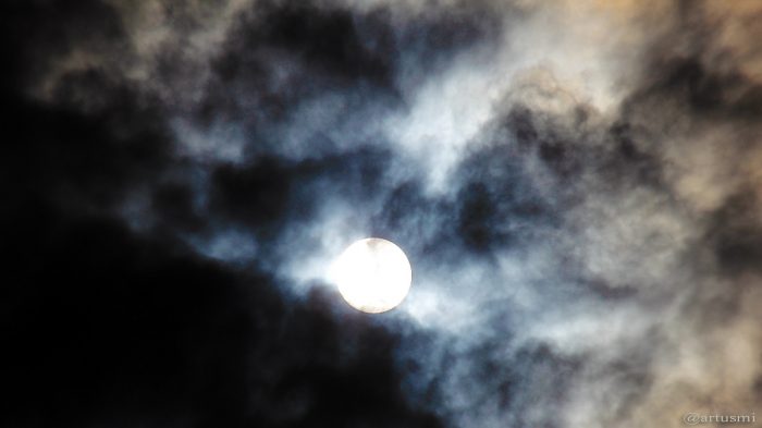 Sonne hinter Wolken am 12. September 2015 um 16:12 Uhr
