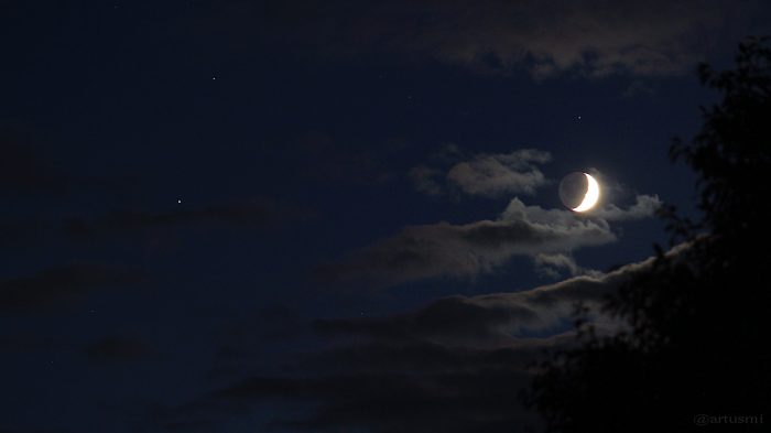 Saturn und Mond mit Erdlicht am 18. September 2015 um 20:25 Uhr