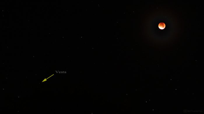Asteroid Vesta am 28. September 2015 um 04:14 Uhr während der totalen Mondfinsternis