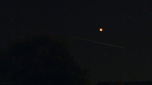 Flugzeug oder Meteor am 28. September 2015 um 04:36 Uhr unterhalb des Mondes