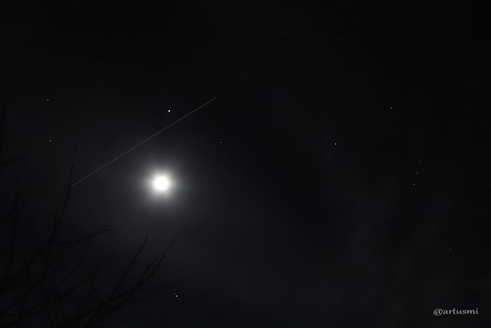 Strichspur der Internationalen Raumstation (ISS) am 11. Februar 2014 um 18:49 Uhr zwischen Jupiter und dem Mond