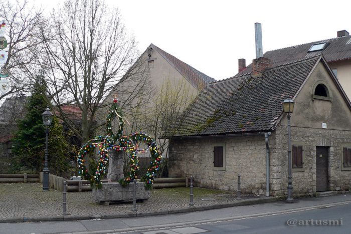 Osterbrunnen am Backhäusle in Eisingen - 24. März 2005 um 09:49 Uhr