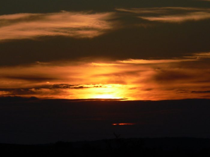 Sonnenuntergang hinter Wolken am 4. Oktober 2010 um 18:41 Uhr
