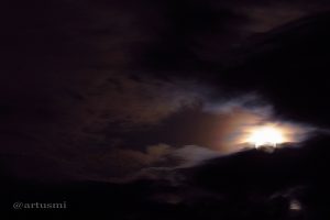 Mond hinter Wolken am 23. Juli 2013 um 23:19 Uhr - ein Tag nach Vollmond