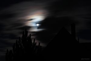 Mond mit verwaschenem Hof am 13. Juli 2014 um 23:56 Uhr
