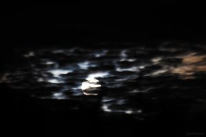 Vollmond hinter Wolken am 4. Mai 2015 um 22:12 Uhr