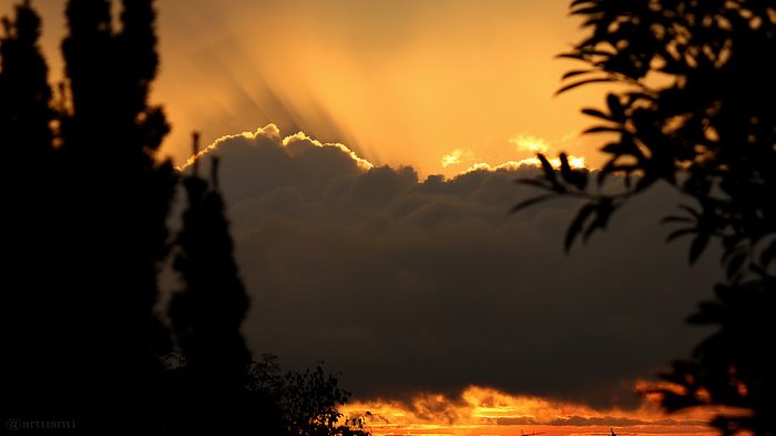 Lichtbüschel (Wolkenstrahlen) beim Sonnenuntergang am 4. Oktober 2015 um 18:37 Uhr