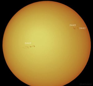 Sonne mit Fleckengruppen am 2. November 2015 um 13:06 Uhr