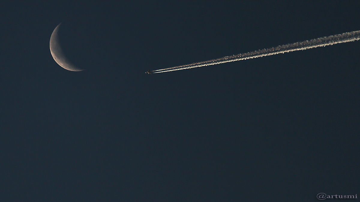 Flugzeug trifft auf abnehmenden Mond - 6. Dezember 2015 um 08:10 Uhr