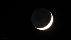 Sichel des zunehmenden Mondes mit Erdlicht am 14. Dezember 2015 um 18:03 Uhr
