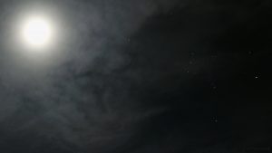Vollmond hinter Wolken und Sternbild Orion am 25. Dezember 2015 um 22:07 Uhr