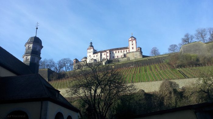 St. Burkard und Festung Marienberg in Würzburg am 14. Januar 2016 um 10:28 Uhr