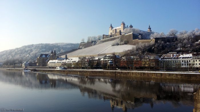 St. Burkard und Festung Marienberg in Würzburg am 22. Januar 2016 um 10:14 Uhr