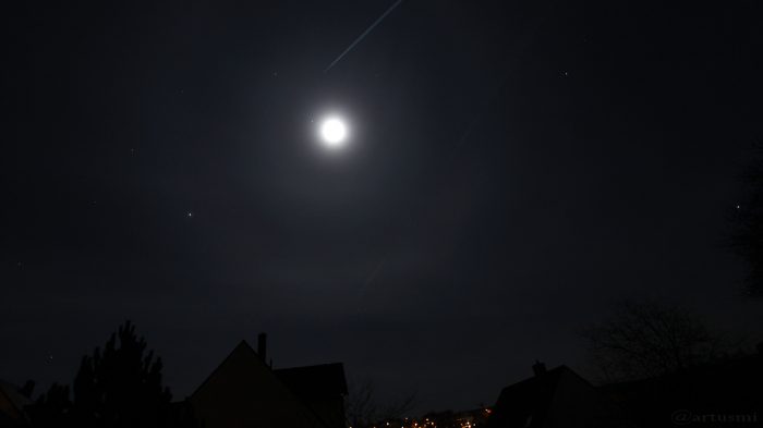 Mondhalo mit Regulus, Jupiter, Prokyon und Sirius am 26. Januar 2016 um 01:01 Uhr