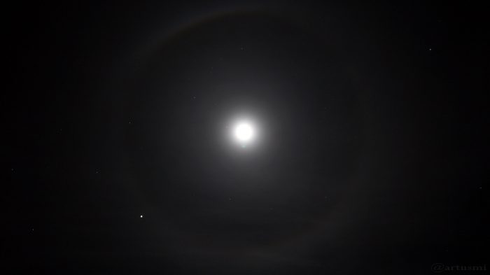Mondhalo mit Jupiter und Prokyon am 26. Januar 2016 um 01:20 Uhr