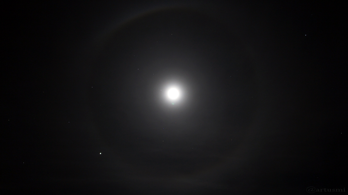 Mondhalo mit Jupiter und Prokyon am 26. Januar 2016 um 01:20 Uhr