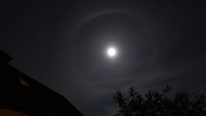 Mondhalo - 22°-Ring am 18. Februar 2016 um 23:22 Uhr