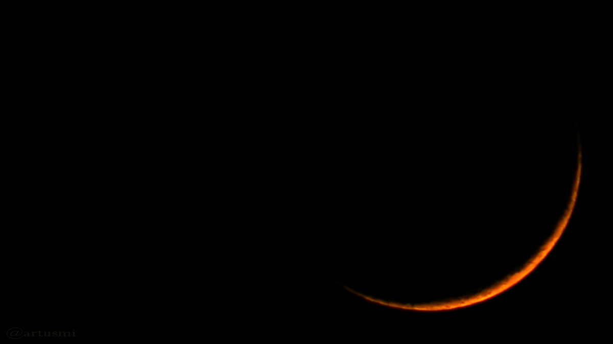 Schmale Sichel des zunehmenden Mondes am 10. März 2016 um 19:37 Uhr