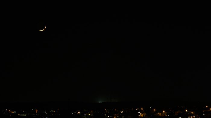 Schmale Sichel des zunehmenden Mondes am 10. März 2016 um 19:42 Uhr über Waldbrunn