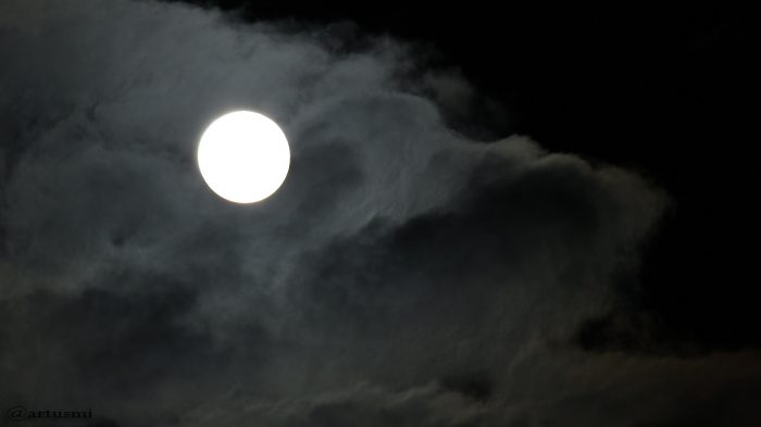 Vollmond hinter Wolken am 23. März 2016 um 21:12 Uhr