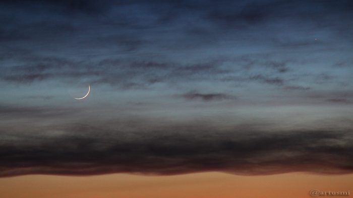 Schmale Mondsichel und Merkur am 8. April 2016 um 20:51 Uhr