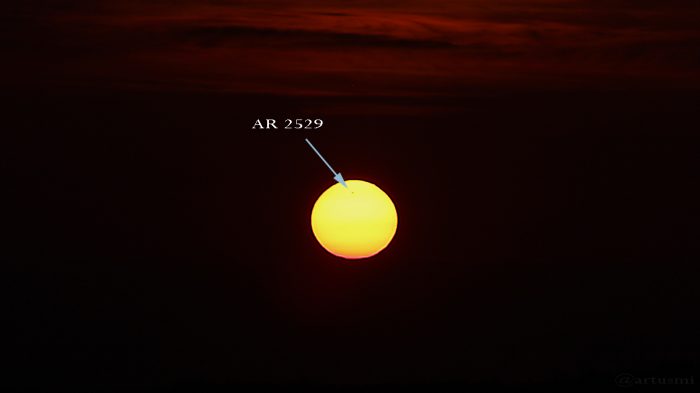 Mit bloßem Auge sichtbar, Sonnenfleck AR 2529 beim Sonnenuntergang am 10. April 2016 um 19:54 Uhr