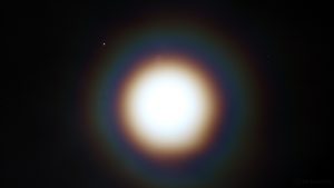 Jupiter und Mond mit Kränzen am 18. April 2016 um 00:04 Uhr