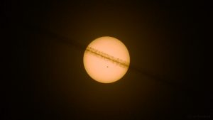 Sonne mit Kondensstreifen und AR 2546 am 21. Mai 2016 um 18:33 Uhr