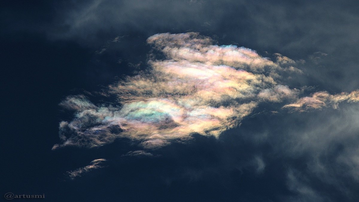 Irisierende Wolken am 17. Juni 2016 um 19:54 Uhr