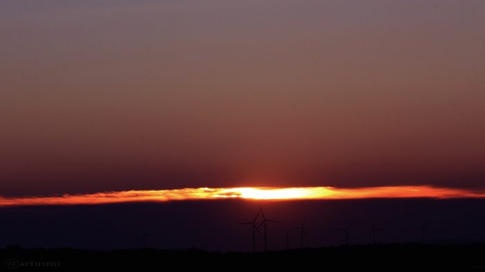 Sonnenuntergang hinter weit entfernten Gewitterwolken am 23. Juni 2016 um 21:22 Uhr