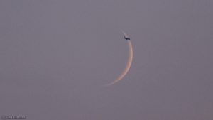 Flugzeug passiert Mondsichel am 6. Juli 2016 um 21:42