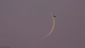 Flugzeug passiert Mondsichel am 6. Juli 2016 um 21:42