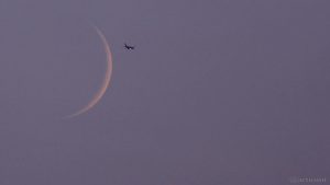 Flugzeug passiert Mondsichel am 6. Juli 2016 um 21:42