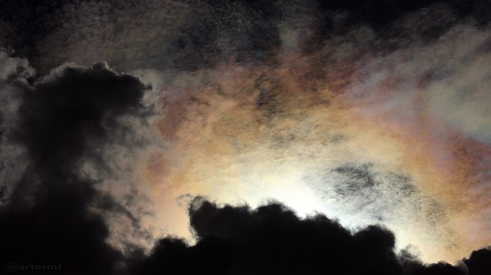 Irisierende Wolken um die Sonne am 29. Juli 2016 um 16:49 Uhr