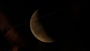 Komposition ISS und zunehmender Mond am 28. Juli 2016
