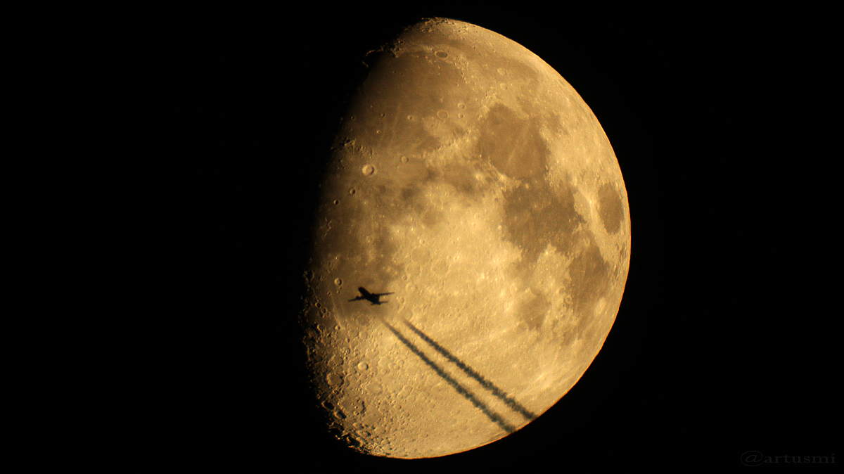 Flugzeug passiert Mond mit Goldenem Henkel