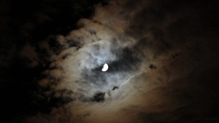 Mond mit verwaschenem Hof am 10. Oktober 2016, 21:51 Uhr