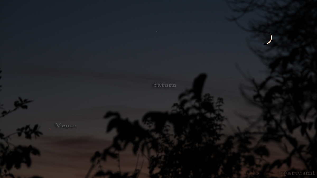 Venus, Saturn und schmale Mondsichel in der Abenddämerung